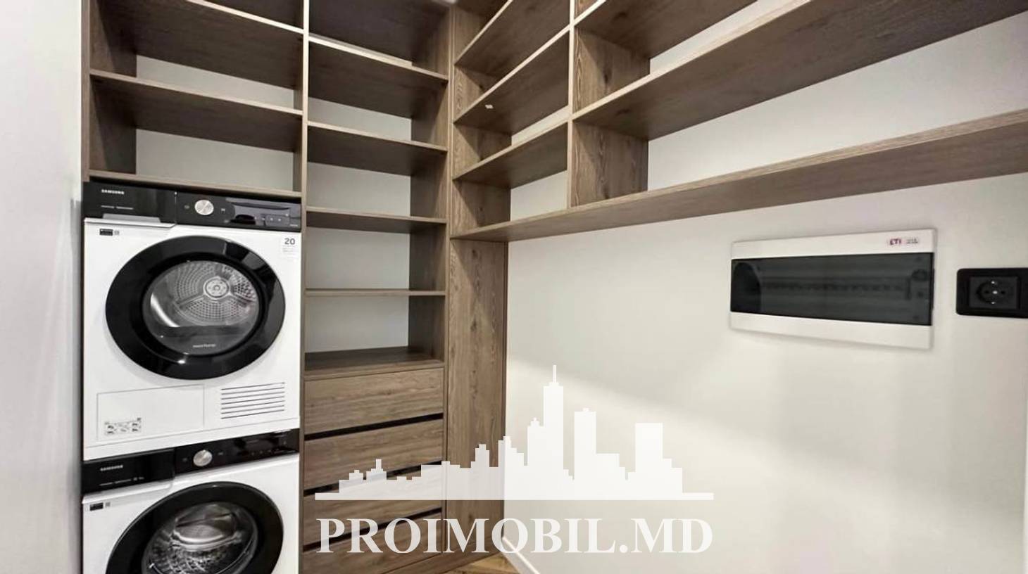 https://images.proimobil.md/qpRw_4RFjyUtey50mCpf7YSzE1unwwBIDDjY6W4VCDg/watermark:0.75:so:0:30:0.39/resize:fill:1460:816:1/gravity:ce/bG9jYWw6Ly8vZXN0YXRlL2xyLzZlOGIzYWM5LWFhZmMtNGI5My04MDJiLTg3Mzg3ZGJmNjIxNy5qcGVn