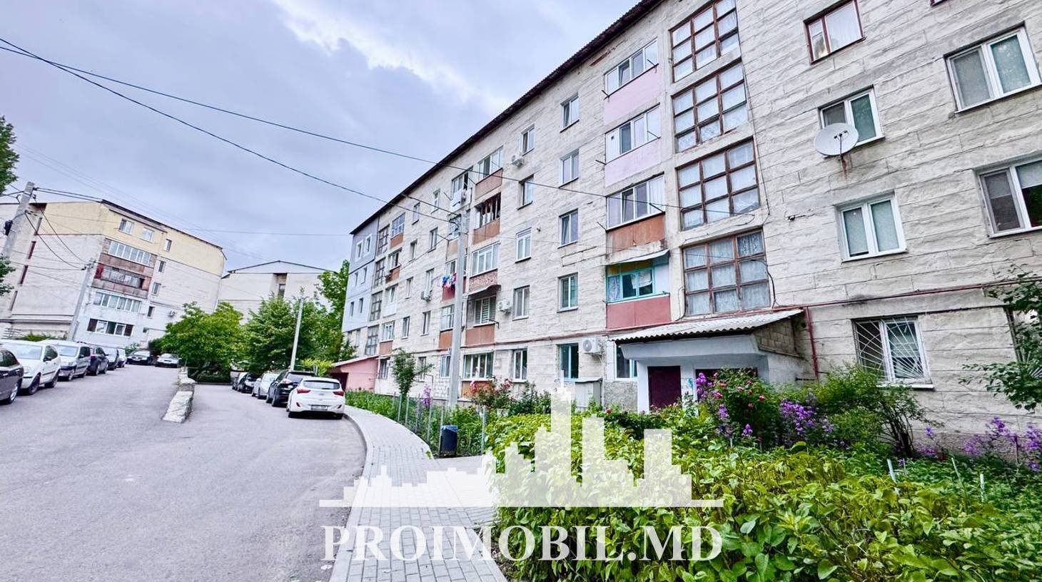 https://images.proimobil.md/r0vrzDnrCRueFsATVRIyuu6-iFq0t5U8eXKwqFmdt4k/watermark:0.75:so:0:30:0.39/resize:fill:1460:816:1/gravity:ce/bG9jYWw6Ly8vZXN0YXRlL2xyLzAzMmM2NTQ3LWUxZTMtNDI1MC05MThlLWJkZDM2NDE5YjdhYy5qcGVn