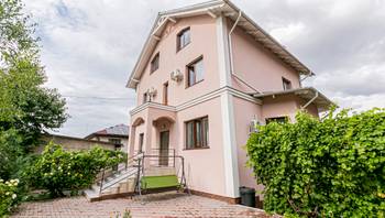 https://images.proimobil.md/r2jOy0xmyYhIDoV-wrT22-SlgcMoXdd8QfcEkpLR0Go/resize:fill:350:198:1/gravity:ce/bG9jYWw6Ly8vZXN0YXRlL2xyLzE5YTc1NmZiLTExMzktNGI4My1iNmNkLWQ0NTgwM2YzZWNmMi5qcGVn