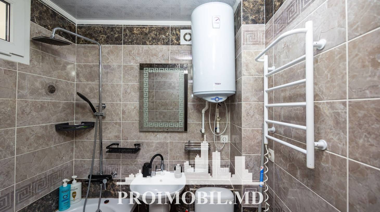 https://images.proimobil.md/rh6dA7TaipZywwwmnZplu-8mTYY17sFA5sxN7wUGFwI/watermark:0.75:so:0:30:0.39/resize:fill:1460:816:1/gravity:ce/bG9jYWw6Ly8vZXN0YXRlL2xyLzhkMjBiMjFkLWY3ZDMtNDMzNC1hNzY1LThjZjk5ZjVlNTQ2Mi5qcGVn