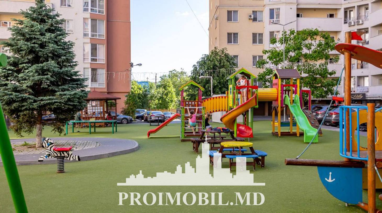 https://images.proimobil.md/ri8LFxHXFEDMEmiss3eQ5KHR0txfjWn0nn8Na6eI-js/watermark:0.75:so:0:30:0.39/resize:fill:1460:816:1/gravity:ce/bG9jYWw6Ly8vZXN0YXRlL2xyLzJlMjIzODM0LTRkNDgtNDAyOS1iMTYwLWFlZjdiNGFhOGFhNC5qcGVn