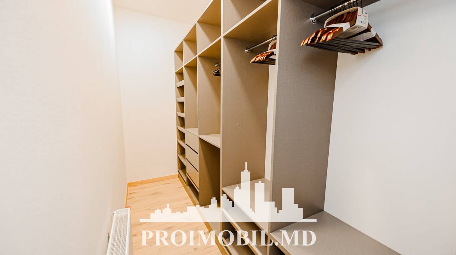 https://images.proimobil.md/riVBIjoQrBO1c-y4iRgm3QEbiP8GP5Mre-ELoVt0CLM/watermark:0.75:so:0:30:0.39/resize:fill:1460:816:1/gravity:ce/bG9jYWw6Ly8vZXN0YXRlL2xyLzhhNmIyMDViLTBlNjEtNGMyNy05ZTk5LWFjMzZiZTU4YTU1NS5qcGVn