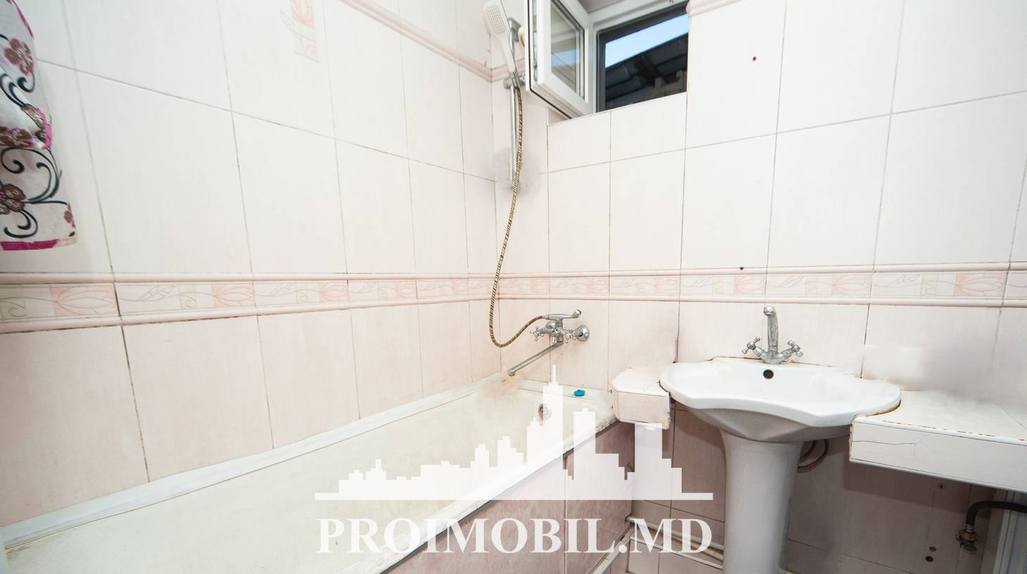 https://images.proimobil.md/sKSe1gc76XpAqHl4DdhUVlc7E3utXsPcnMgyW9zQyR0/watermark:0.75:so:0:30:0.39/resize:fill:1460:816:1/gravity:ce/bG9jYWw6Ly8vZXN0YXRlL2xyL2I0YjU4MDNjLTUwMmUtNDBkNy04ZWU4LTQzZTYyZDM5ZjI0Mi5qcGVn