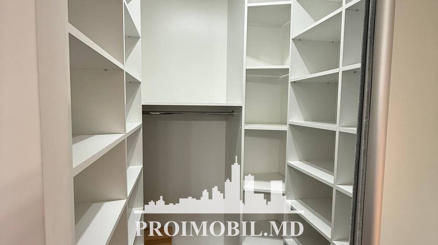 https://images.proimobil.md/sNu5z2oe4ajZEBYuCEL5k0vDc8RiWbEQEQ7LyOViU_c/watermark:0.75:so:0:30:0.39/resize:fill:1460:816:1/gravity:ce/bG9jYWw6Ly8vZXN0YXRlL2xyLzMzNTNjNjE3LTk2YzQtNDM4MC04M2UxLTI4M2MyOWZmYmExYS5qcGVn