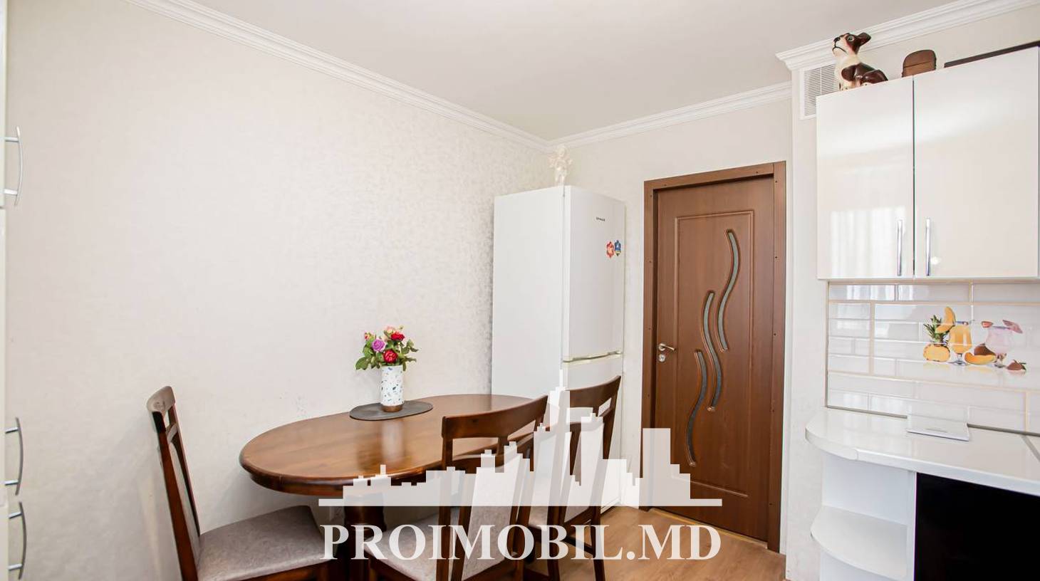 https://images.proimobil.md/sWbSAV9CNVAEMFnxo6eb9eyBMcTxvP050K4EkdcKW7c/watermark:0.75:so:0:30:0.39/resize:fill:1460:816:1/gravity:ce/bG9jYWw6Ly8vZXN0YXRlL2xyLzg4NTI0ODlhLWIxNWItNDJiMi1hZGJhLTE2MjRhNjJiNzU3Ny5qcGVn