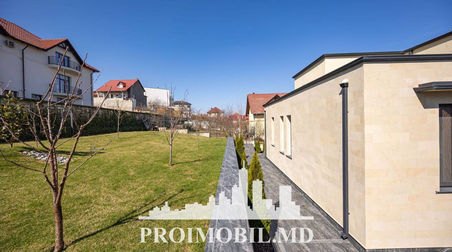 https://images.proimobil.md/sjDIX0zBth1hl0FccNGo2vYLclTp0b2Y0lPAw4XAhiE/watermark:0.75:so:0:30:0.39/resize:fill:1460:816:1/gravity:ce/bG9jYWw6Ly8vZXN0YXRlL2xyLzA0YzlhNGRlLTMxYzgtNDE1MS1hYzQ5LTZjNWYzMjIxNTI0My5qcGVn