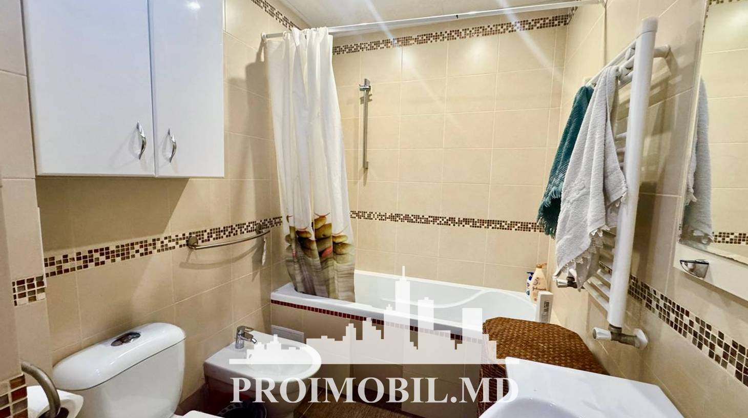 https://images.proimobil.md/smZKOCAd3p5xzKcHngDROEhYwxFBpNqBWK2hWrD5A34/watermark:0.75:so:0:30:0.39/resize:fill:1460:816:1/gravity:ce/bG9jYWw6Ly8vZXN0YXRlL2xyLzgyZjAxMjZiLTBlZDItNGQzOS05ODM2LWRhMjNkZjkyZGE4ZS5qcGVn