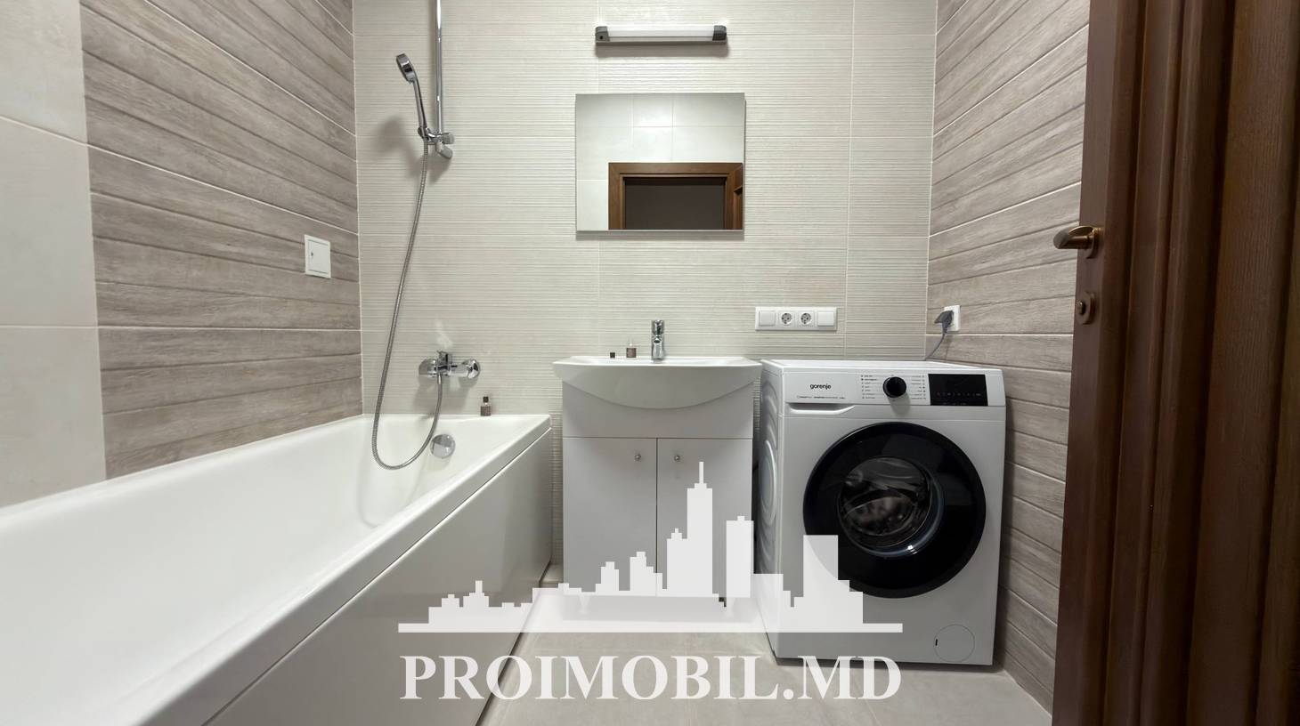 https://images.proimobil.md/srytYohv15xiZQHL2s42WVSR9PH-GIUCZbUexdkg1lU/watermark:0.75:so:0:30:0.39/resize:fill:1460:816:1/gravity:ce/bG9jYWw6Ly8vZXN0YXRlL2xyL2JmNjRkNGEzLTJlNzUtNDI1OC04NGNkLTU5MzMzYWMwM2ZlNi5qcGVn