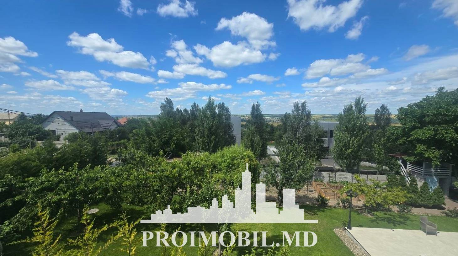 https://images.proimobil.md/t1ZLwPUxWvPtnjx9HXiIyNeA2x2FWRGyDTUSSfhmhBw/watermark:0.75:so:0:30:0.39/resize:fill:1460:816:1/gravity:ce/bG9jYWw6Ly8vZXN0YXRlL2xyL2RjZDIxYmYxLWY0MGQtNDViMi1iZDkyLTFhYWQxMWQ4ZGMzYi5qcGVn
