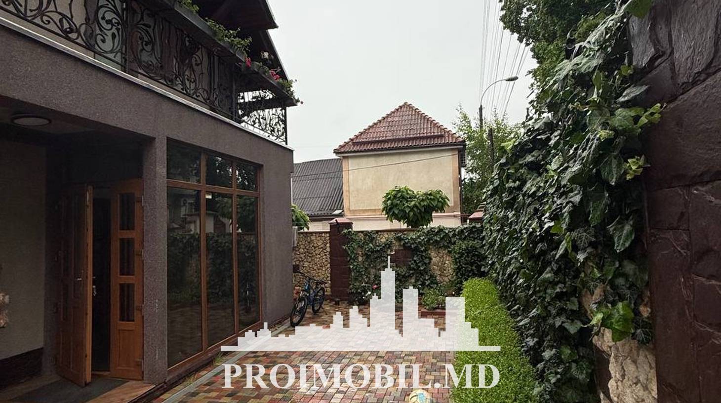 https://images.proimobil.md/tBPRJPtcbd3GLuyQWgp_zHwPMAyrE1doUcjNISfl5e0/watermark:0.75:so:0:30:0.39/resize:fill:1460:816:1/gravity:ce/bG9jYWw6Ly8vZXN0YXRlL2xyLzk0ZDMwMzkzLWZhYWUtNDAzMC1hYjZhLTk0ODE4MmY1MTA4Mi5qcGVn