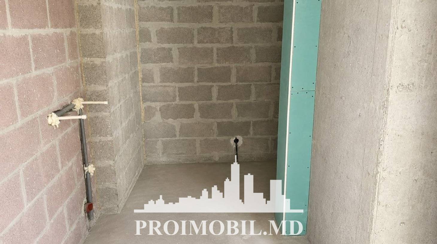 https://images.proimobil.md/tJwTXYT5Hqrz8DoPJ582z9nJqpWUnPM_cCeRepAS7os/watermark:0.75:so:0:30:0.39/resize:fill:1460:816:1/gravity:ce/bG9jYWw6Ly8vZXN0YXRlL2xyLzE3MDcxOGY2LTg0YzgtNGVmYS1iM2MyLTU1ZTFkNzYwYzM3Ni5qcGVn
