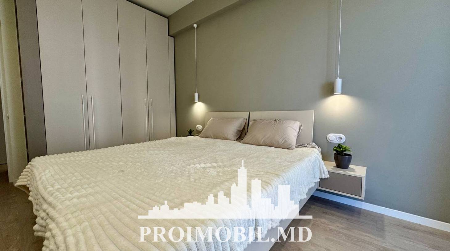 https://images.proimobil.md/tQXFWQqJxnRLua2WLVPyiFrpGIlbXjH4I8ARSkcMgro/watermark:0.75:so:0:30:0.39/resize:fill:1460:816:1/gravity:ce/bG9jYWw6Ly8vZXN0YXRlL2xyL2Q2MjZjM2IyLWU1ODQtNGZiNi04ZTJiLTBjODE0MzlkZDExYy5qcGVn