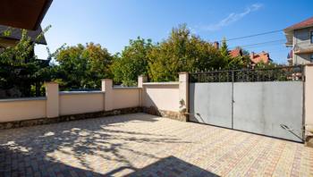 https://images.proimobil.md/thN3ex1VgYI8wWOa6iFiv6ak2XQyaVu70yeGAsCcP4c/resize:fill:350:198:1/gravity:ce/bG9jYWw6Ly8vZXN0YXRlL2xyL2IyYjNhYjhiLTZkOTQtNGZmZi1iMWM2LTUwZWEyYTFiYmE4Zi5qcGVn