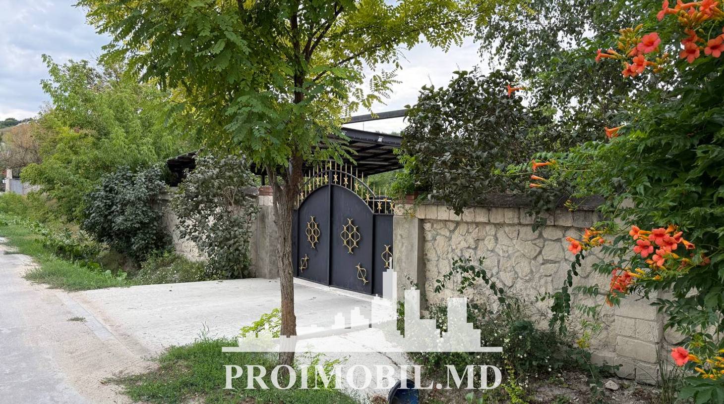 https://images.proimobil.md/thqYrT-OZMFScGhWsM3mG2N2xdl3GyCkOVK7ovJe_Og/watermark:0.75:so:0:30:0.39/resize:fill:1460:816:1/gravity:ce/bG9jYWw6Ly8vZXN0YXRlL2xyLzZhYzAyYmUxLWUyMWYtNDRmOS1hYzZiLWU0ZTBjNzkxYjllYS5qcGVn