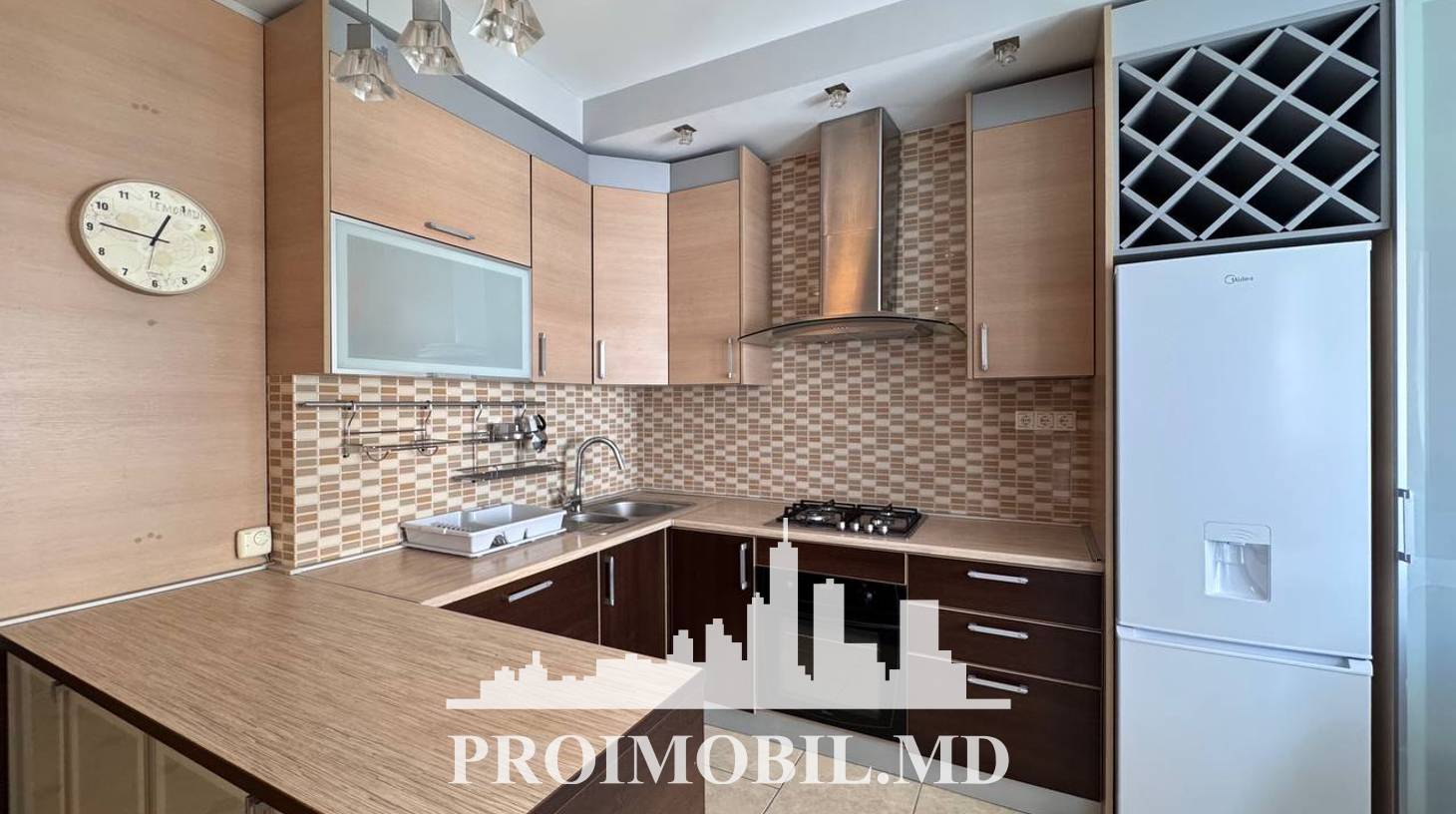 https://images.proimobil.md/u5vKyffINMm-72B2QlxMTMDTJxc9j0MkZYBu2EJYyac/watermark:0.75:so:0:30:0.39/resize:fill:1460:816:1/gravity:ce/bG9jYWw6Ly8vZXN0YXRlL2xyLzZmMmY2N2FmLTUwOTgtNGZkYi1iNzg2LTg5MmRjMDRjOTljZC5qcGVn