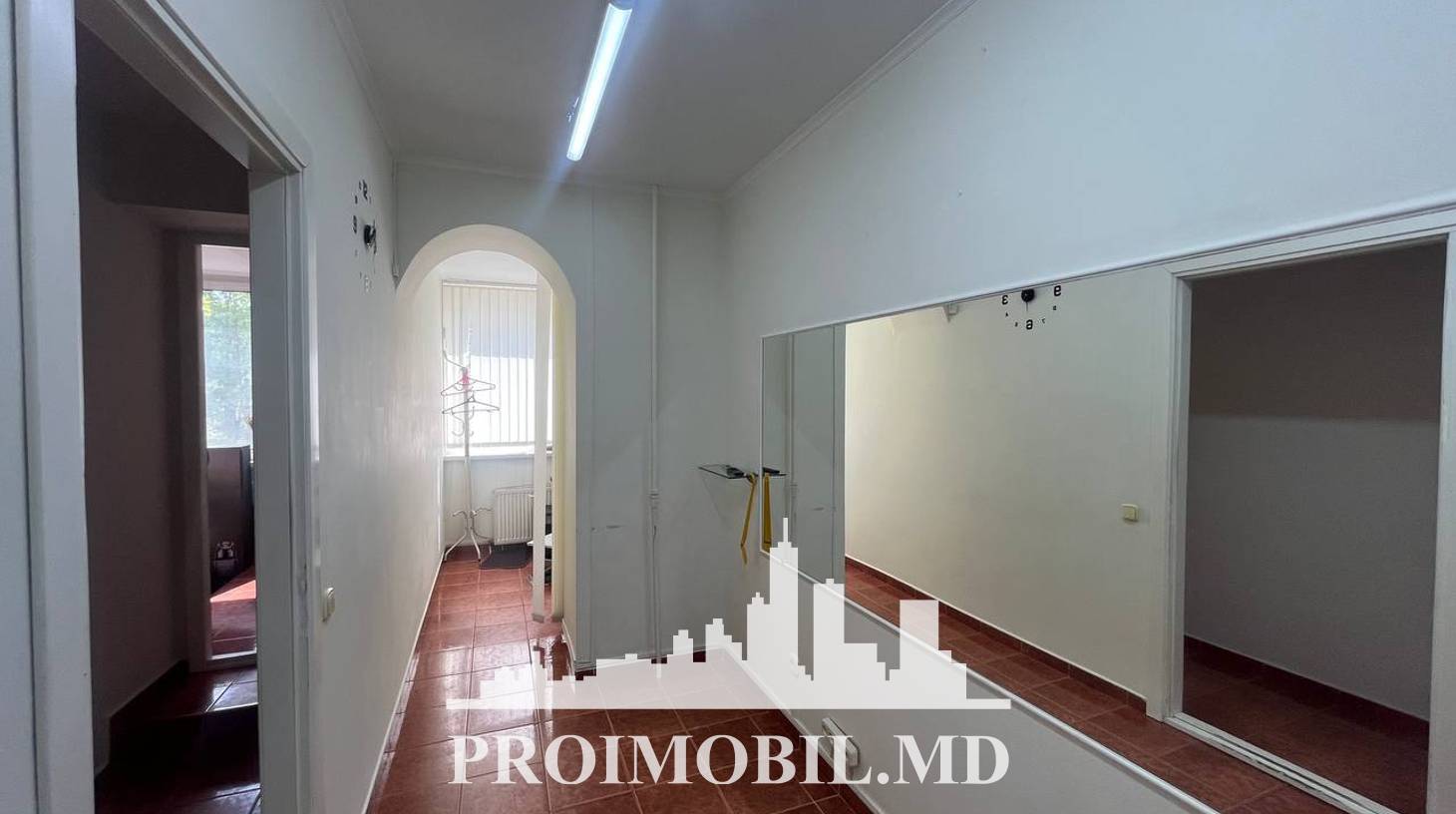 https://images.proimobil.md/u8XFehUfqM2PkwrHTWOiB6Wk7j86KTTQMfm6kECtunw/watermark:0.75:so:0:30:0.39/resize:fill:1460:816:1/gravity:ce/bG9jYWw6Ly8vZXN0YXRlL2xyLzk2N2M4MzViLWZiOGEtNDBlOS05Y2U3LThhNWMyMGYxMGVjZS5qcGVn