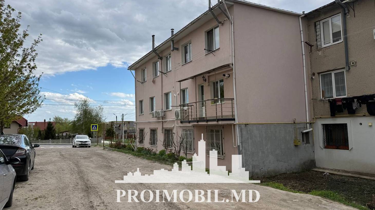 https://images.proimobil.md/u8d8UCev0r-73Yva6FW67keWAbWcPhbGPO_JAEytMEI/watermark:0.75:so:0:30:0.39/resize:fill:1460:816:1/gravity:ce/bG9jYWw6Ly8vZXN0YXRlL2xyLzE1MWIxOTVhLTdmNjYtNGVjZi1hMTYzLTE1NTVkMzVjYjQzZS5qcGVn