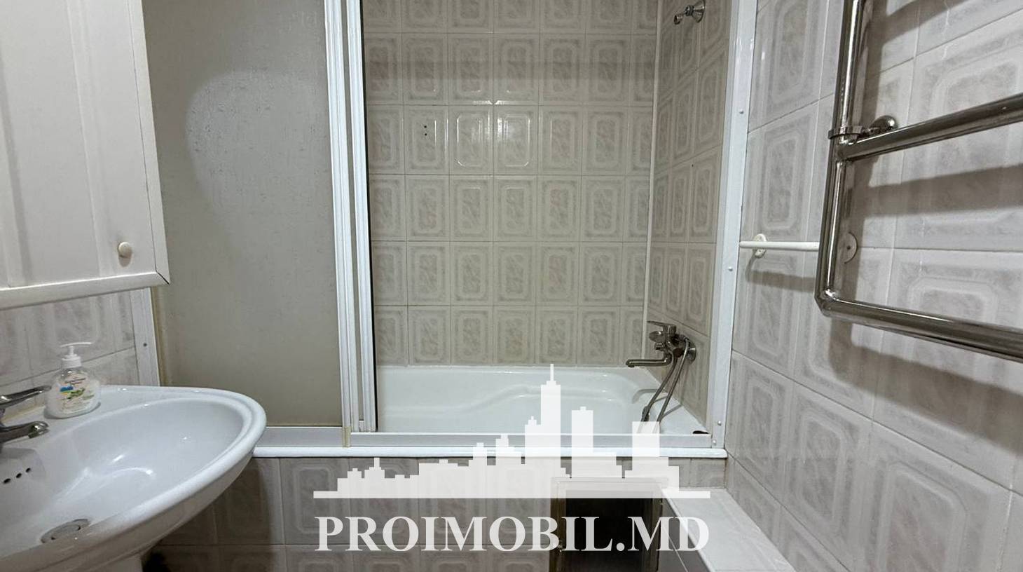https://images.proimobil.md/uJI1H76lozld1XfdCZAdRANQBL4zHDhrwofdtFSEOZo/watermark:0.75:so:0:30:0.39/resize:fill:1460:816:1/gravity:ce/bG9jYWw6Ly8vZXN0YXRlL2xyLzg4NjQyNGU4LTI1NmMtNGFkOC1iMTYyLTIyZGFhZGIwOWI3NS5qcGVn