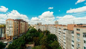 https://images.proimobil.md/uJIzAxoK_VBc0wkZSY_9K7lGX_JIPaAUewv33d2T-eQ/resize:fill:350:198:1/gravity:ce/bG9jYWw6Ly8vZXN0YXRlL2xyL2ZkN2ZjYTgzLTQ2NGEtNDFiZi05MmI2LTQxNzAxZWE3N2YxZS5qcGVn