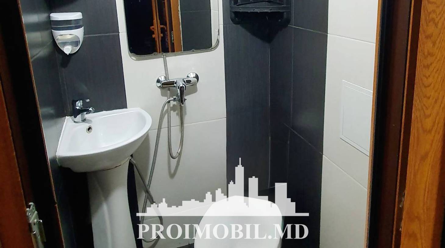 https://images.proimobil.md/uTmB6E--YKmFoF4O1w9LqGc2bKC53N3HVFU8mzjoDXg/watermark:0.75:so:0:30:0.39/resize:fill:1460:816:1/gravity:ce/bG9jYWw6Ly8vZXN0YXRlL2xyL2ZlMjM2YjgxLWJhNjYtNDNkYy1hNzA3LTVjYmQyZmYxNWM0YS5qcGVn