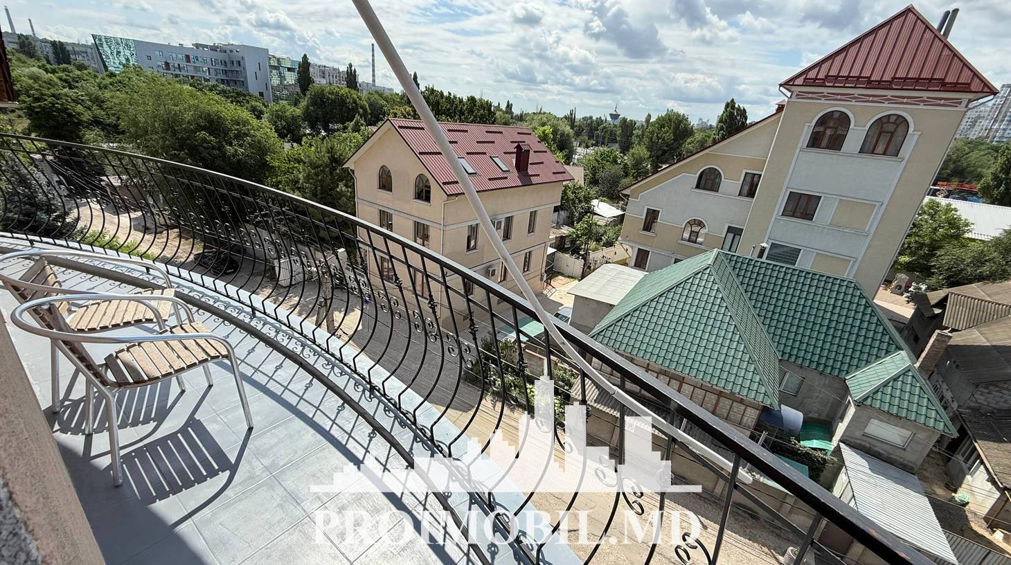 https://images.proimobil.md/uXS65iBDzZwXgXJ3L8pF1Znu_d6FPlDdp-CJuiht0dE/watermark:0.75:so:0:30:0.39/resize:fill:1460:816:1/gravity:ce/bG9jYWw6Ly8vZXN0YXRlL2xyLzIwZjNlYTUzLWQyNjMtNGU0ZS04YTE5LTkyZDc4MWIwYWNlZi5qcGVn