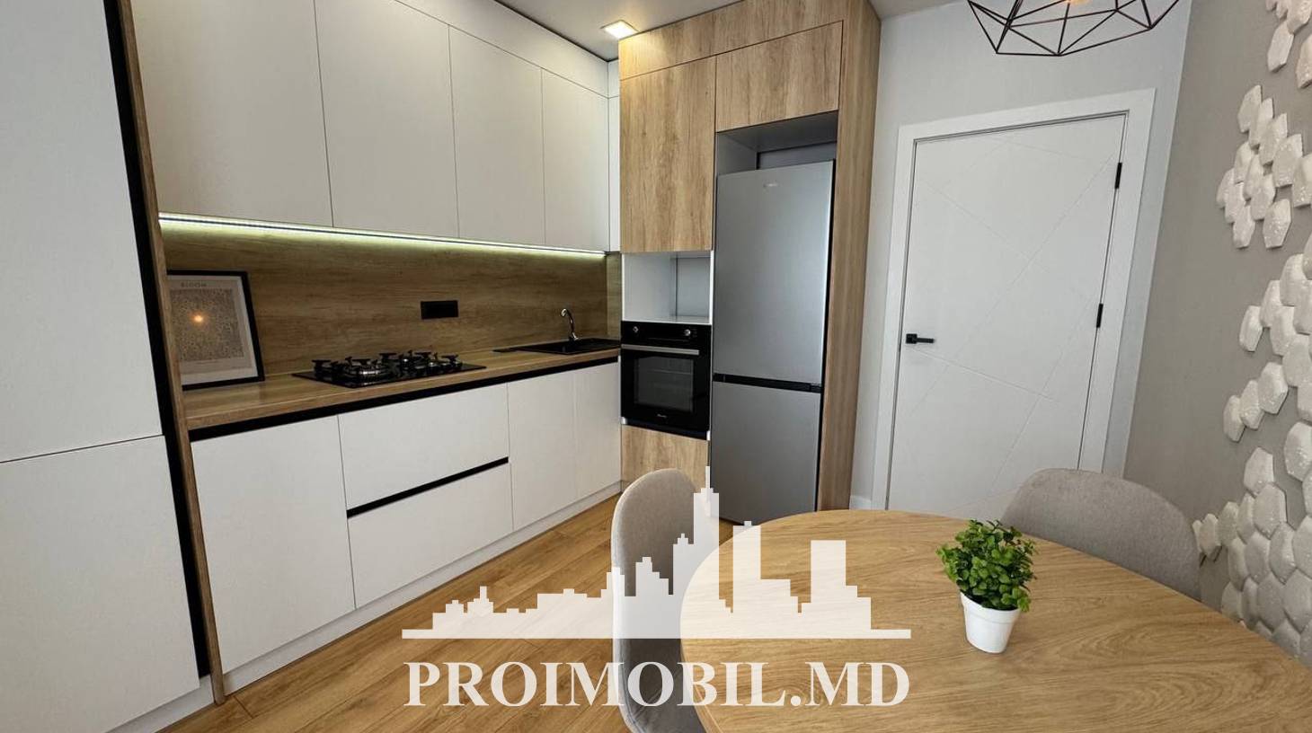 https://images.proimobil.md/u_7KZPaEABdoDDFplIloYcNoDafLeWBPzXlApOcsE3k/watermark:0.75:so:0:30:0.39/resize:fill:1460:816:1/gravity:ce/bG9jYWw6Ly8vZXN0YXRlL2xyLzUwNDQ3NTIxLTk1NTAtNDI5Ni1iNjhjLTExYWQyY2RjNGJmYS5qcGVn