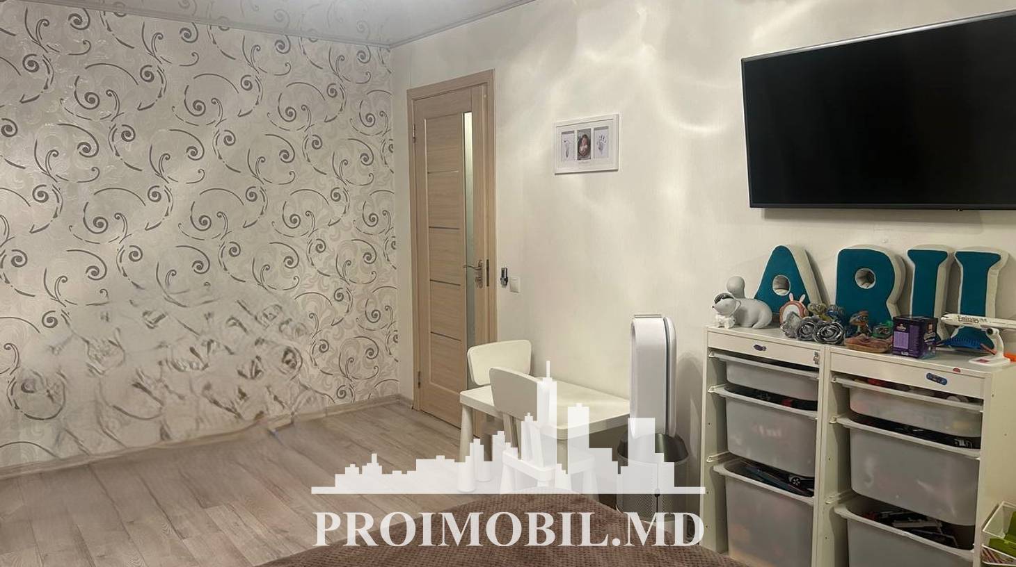 https://images.proimobil.md/ukcVEWXSz9HfLOy5Y-i4364iVf1LZ2Vg_o5MK-sxsqQ/watermark:0.75:so:0:30:0.39/resize:fill:1460:816:1/gravity:ce/bG9jYWw6Ly8vZXN0YXRlL2xyLzc4NDA0ZmRlLTFmMzEtNDJjZC1iN2JiLTE2Y2RiZGI5ZWVhMS5qcGVn