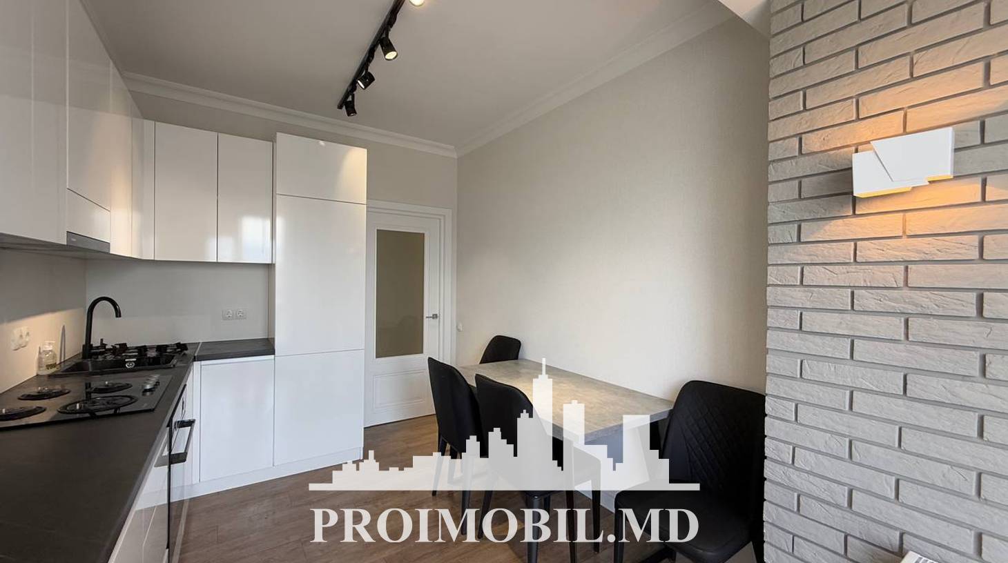 https://images.proimobil.md/uxRFAnIrFry2EBuCsL7TAQkBodJFe80WkpqNso17D34/watermark:0.75:so:0:30:0.39/resize:fill:1460:816:1/gravity:ce/bG9jYWw6Ly8vZXN0YXRlL2xyLzk3YTc2Y2Q2LWMzMDYtNDM2MC05M2Q4LTZkOGE0YzgxNWJhNi5qcGVn