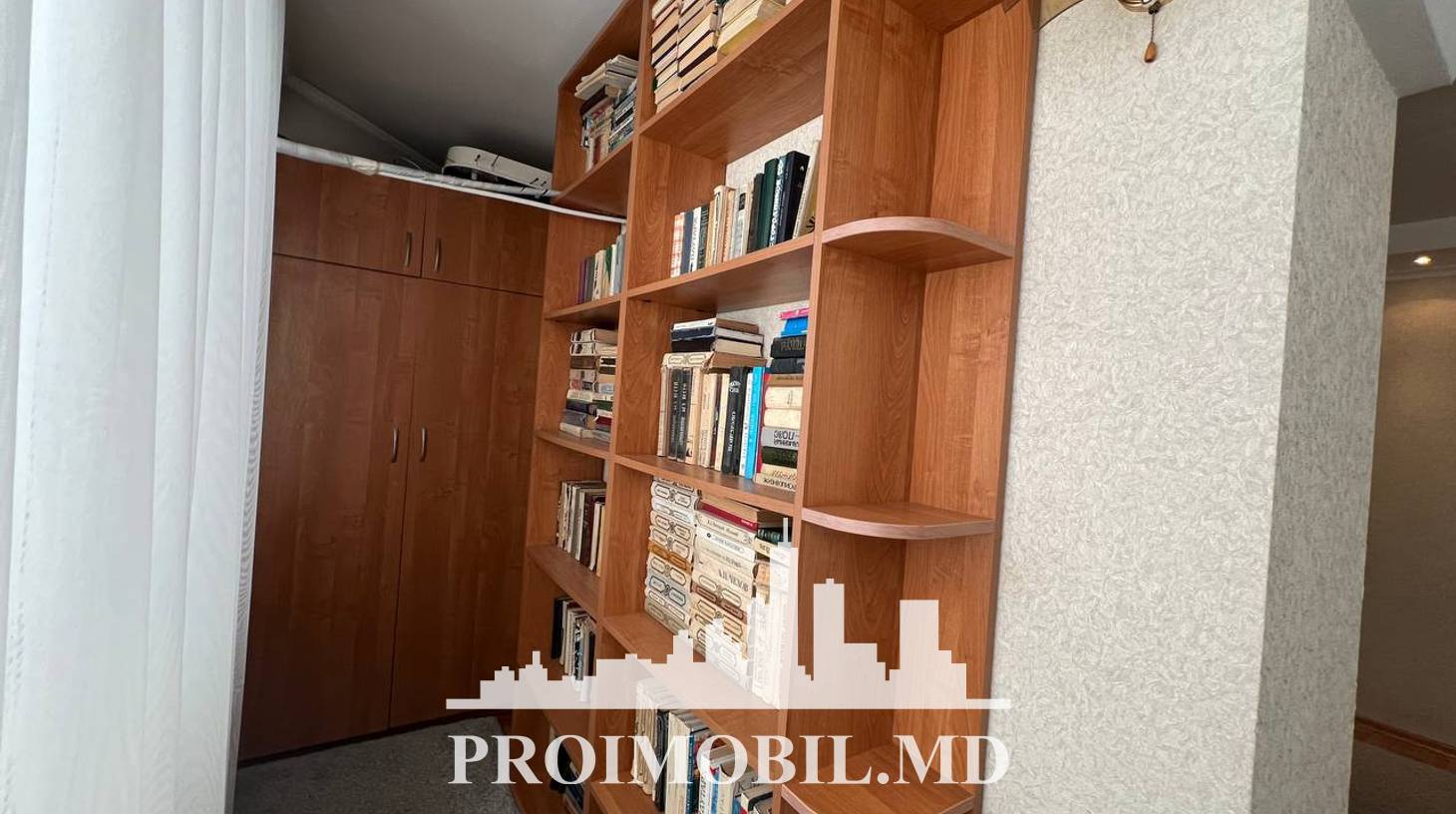 https://images.proimobil.md/uxRjd4SnFPm2bLGQVQuMLeJk8pL6WAXUm5C_vH5eTjI/watermark:0.75:so:0:30:0.39/resize:fill:1460:816:1/gravity:ce/bG9jYWw6Ly8vZXN0YXRlL2xyLzk5MDJiZjVmLWFmMzctNDUxMi04NzAxLWE4YWNlNTUwZjFmMy5qcGVn