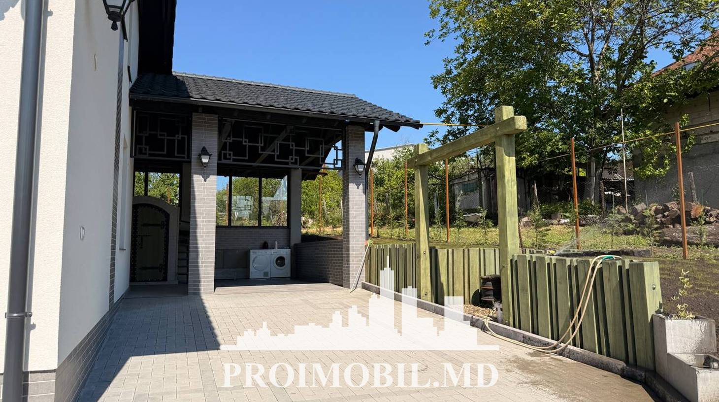 https://images.proimobil.md/uyZVNE-xsbhngLb3e01N3e_T25jX1lKH0j14pdIfj-0/watermark:0.75:so:0:30:0.39/resize:fill:1460:816:1/gravity:ce/bG9jYWw6Ly8vZXN0YXRlL2xyLzJkYWM0NTg4LWRjYmMtNGRmMC04Y2JhLTBmMTA3MzMzNDk1OS5qcGVn