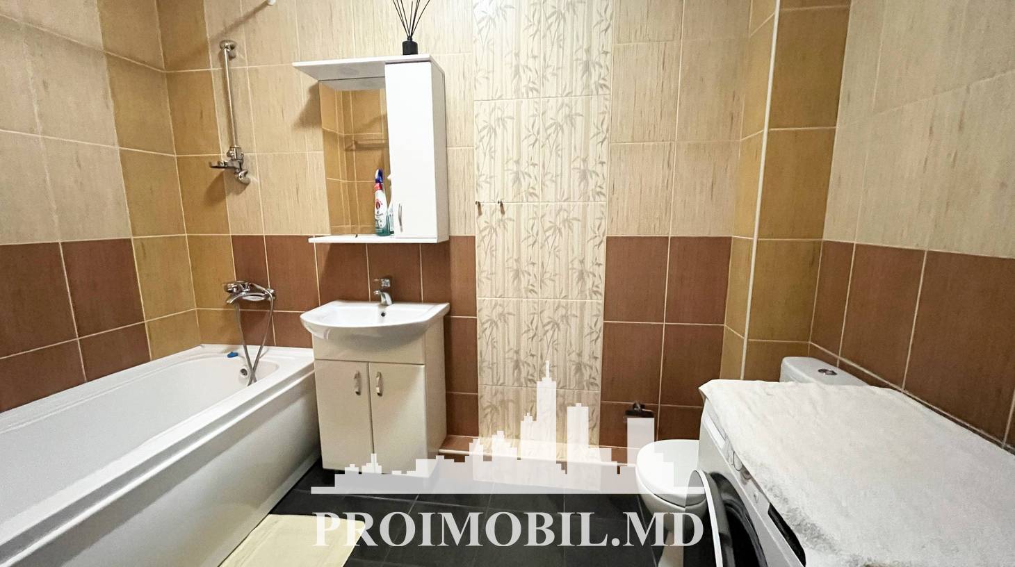 https://images.proimobil.md/v1q95ePq84H7e7Ky5yBE3mEkoxL8KrzF2Wz38lY4sjk/watermark:0.75:so:0:30:0.39/resize:fill:1460:816:1/gravity:ce/bG9jYWw6Ly8vZXN0YXRlL2xyL2UyZWFkOGFjLWM0NzgtNDY0YS1iMDc5LWVlYTZjM2RlMjRmYy5qcGVn