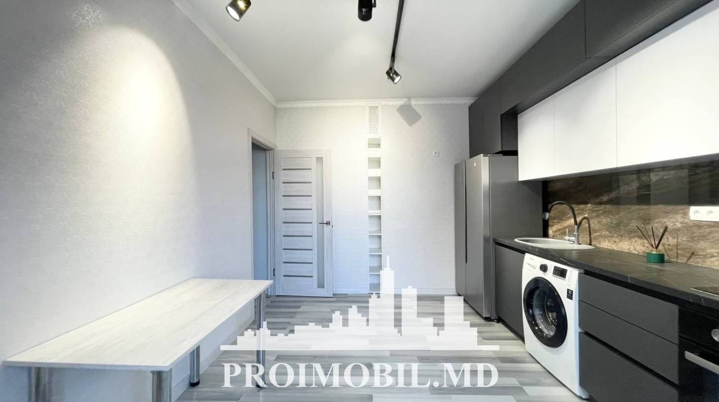 https://images.proimobil.md/v4suc5Ew9MKevjwTHwbIPBVAPT7k38KVvyS5KKyvEPo/watermark:0.75:so:0:30:0.39/resize:fill:1460:816:1/gravity:ce/bG9jYWw6Ly8vZXN0YXRlL2xyLzI1MTRmMjk2LTU5MjgtNGFiYi1hMjdhLTViY2I2YmRlYzllOC5qcGVn