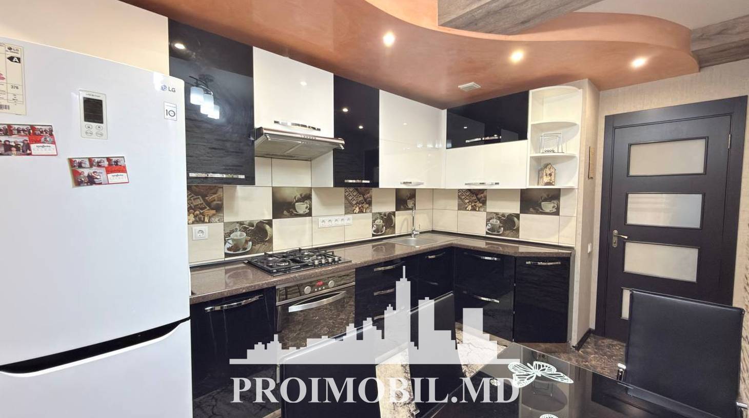 https://images.proimobil.md/v90k02-6-uhkWpifT_ujJkmvzsoBuZD2vRCEZyUE91M/watermark:0.75:so:0:30:0.39/resize:fill:1460:816:1/gravity:ce/bG9jYWw6Ly8vZXN0YXRlL2xyL2M2MjdiYTkyLWQxODEtNGM4Zi1iMjRjLWJmNjg4ZjViYWE1Yy5qcGVn