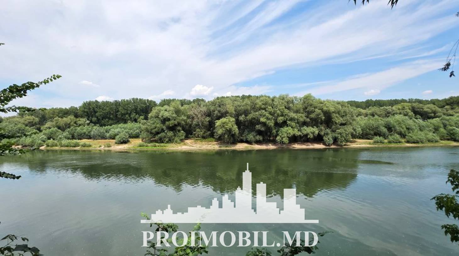 https://images.proimobil.md/vF6R5tEdyafLgLAQuy9Y8JO5NvJj0Q12cLnPipQc-g4/watermark:0.75:so:0:30:0.39/resize:fill:1460:816:1/gravity:ce/bG9jYWw6Ly8vZXN0YXRlL2xyLzliNzFkMzA4LWYzZjktNDFmOS1iZjExLTY1MTkyZWFkZjU2NS5qcGVn