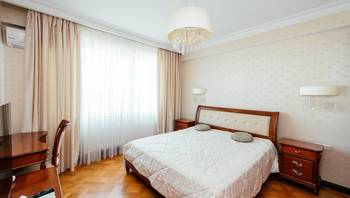 https://images.proimobil.md/vLx6ibVm3zRiA2zE0kfQ3PP2687Y-uriyYqMc95EJ_k/resize:fill:350:198:1/gravity:ce/bG9jYWw6Ly8vZXN0YXRlL2xyL2M2NjFmMWM1LTIwZjEtNDkwMi04NGM2LThmMTEwYWFjZTA0OC5qcGVn