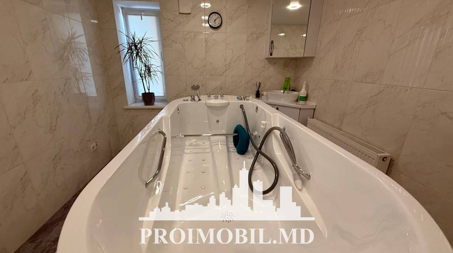 https://images.proimobil.md/vN6uoBMKdOcaaoLvOpKK4spbt9sX9pk9oI7Lr1JHHTE/watermark:0.75:so:0:30:0.39/resize:fill:1460:816:1/gravity:ce/bG9jYWw6Ly8vZXN0YXRlL2xyLzg4ODc2MDhkLTYwMDgtNDg4Ni05MmMzLTg2MzkyMjA5MjRmZS5qcGVn