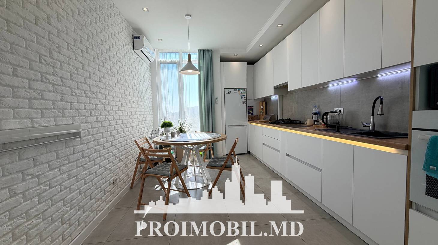https://images.proimobil.md/vSi3Bu010r_r5kOv8Oq2sEU9bXUzn17LBe2dHQs8_dA/watermark:0.75:so:0:30:0.39/resize:fill:1460:816:1/gravity:ce/bG9jYWw6Ly8vZXN0YXRlL2xyL2NmMzdjZmFiLTJmMjEtNDk5NC05ZDY5LWYyMDAwYTI3MDA5OC5qcGVn
