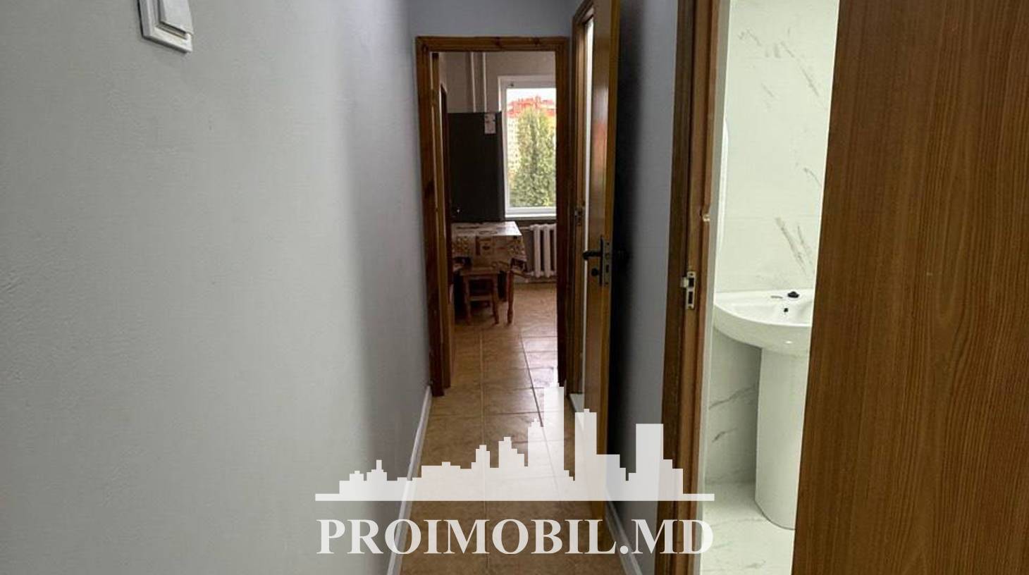 https://images.proimobil.md/vXYJVr7TZJH3e5b40ZoPCZRWiKO_XB3wZJd0ifOrA18/watermark:0.75:so:0:30:0.39/resize:fill:1460:816:1/gravity:ce/bG9jYWw6Ly8vZXN0YXRlL2xyLzFiOTc5NjllLTgyNTItNDBhMC1hM2ZiLTVhMTliMzdjY2ZiMS5qcGVn