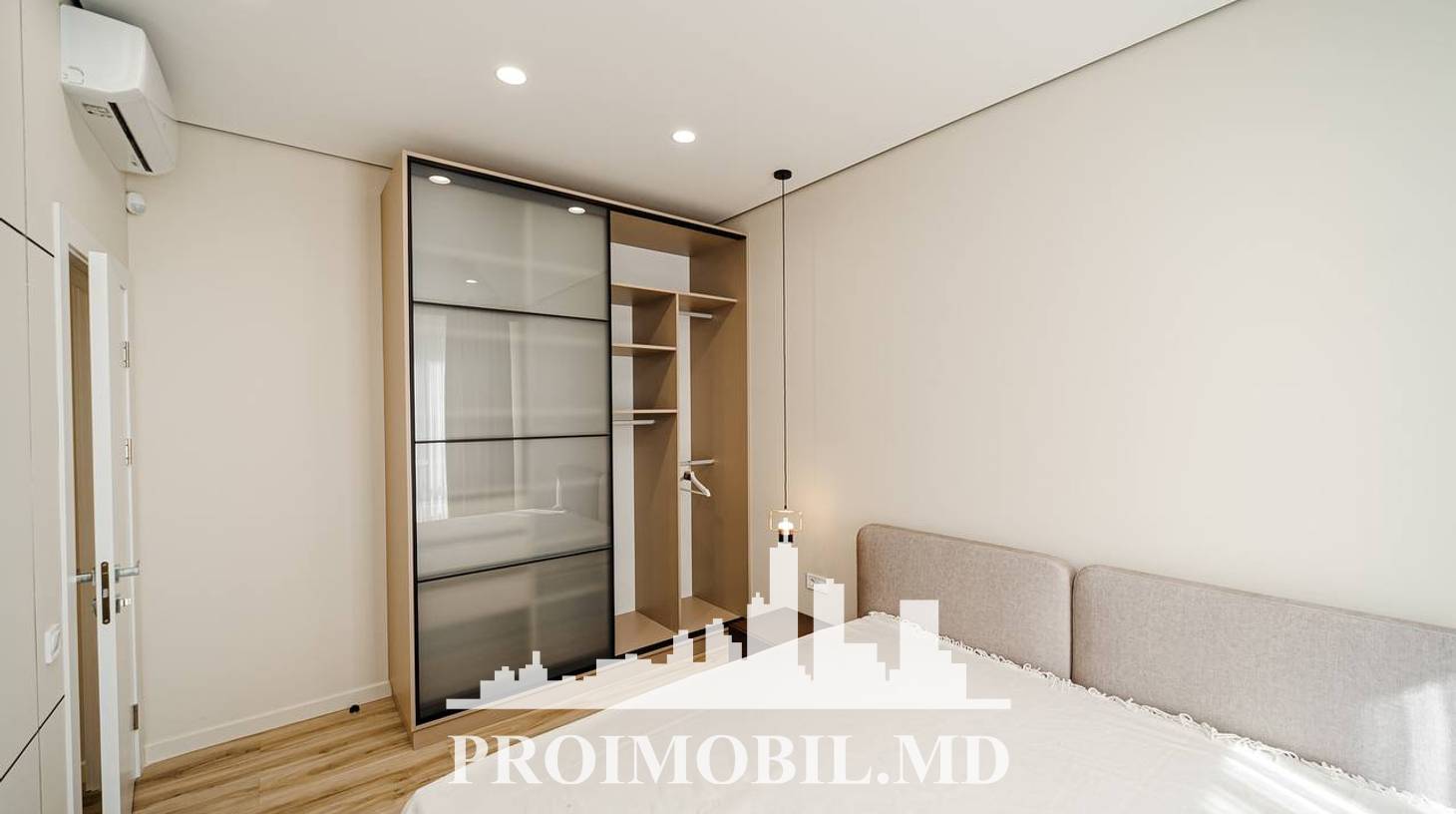 https://images.proimobil.md/vcGKAVjdzTNGDNWUOo4s6L2jBpw3n19Ra86nmx4oGJU/watermark:0.75:so:0:30:0.39/resize:fill:1460:816:1/gravity:ce/bG9jYWw6Ly8vZXN0YXRlL2xyLzBiYzRhZDg4LTdkZTUtNGVmYS1iNWQ2LTRlZGYxMmQxOGNmNC5qcGVn