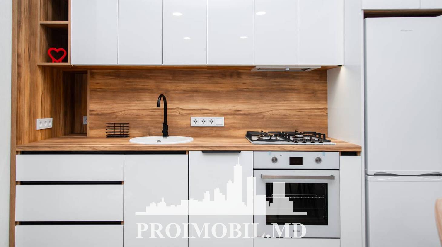 https://images.proimobil.md/vdpXQ9ee5wGsilg0elpoDjrCyQDcxXYrOZvKwcYFws4/watermark:0.75:so:0:30:0.39/resize:fill:1460:816:1/gravity:ce/bG9jYWw6Ly8vZXN0YXRlL2xyL2E3MzhmYThiLWM1OWYtNDE5OS1hMjQ2LTNjMzJjODdjMzg1Ni5qcGVn