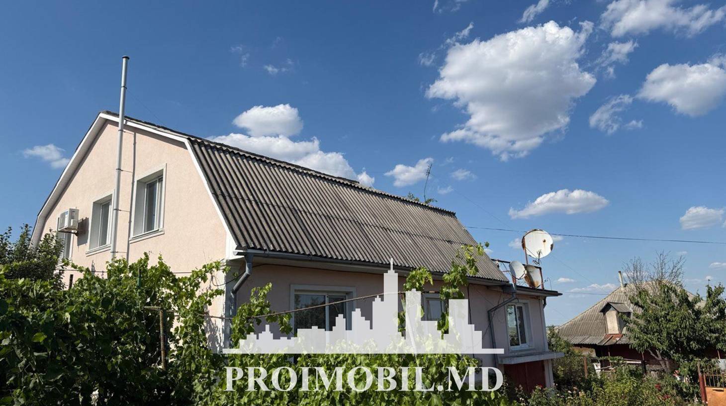 https://images.proimobil.md/vfJ57UvxTM7ieZqROqvcg3KrarnxbGDA8Wg7kQrV-og/watermark:0.75:so:0:30:0.39/resize:fill:1460:816:1/gravity:ce/bG9jYWw6Ly8vZXN0YXRlL2xyLzVjYzkwOWYzLTRiZGQtNDI4OS1iNjQ1LWZmM2FiY2U1OTFkZi5qcGVn