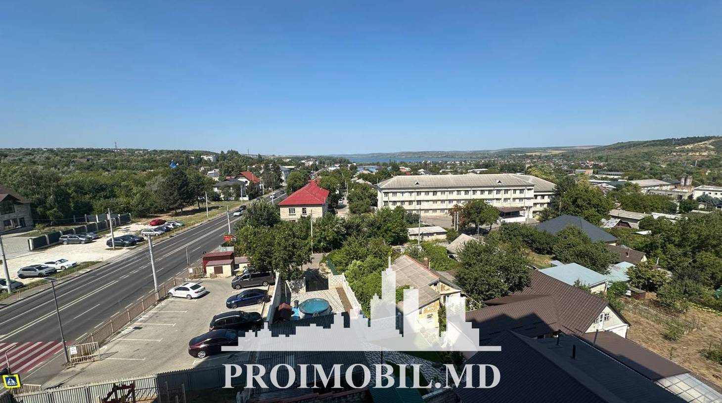 https://images.proimobil.md/vs1MyAX46TAkFZxopsY9m8MQnYvDuPcboUNilOZ0Qqs/watermark:0.75:so:0:30:0.39/resize:fill:1460:816:1/gravity:ce/bG9jYWw6Ly8vZXN0YXRlL2xyLzAyM2IxNzM3LTNmZDEtNDBkMy1iMjM4LWRlNzc0MDM1NjkzYy5qcGVn