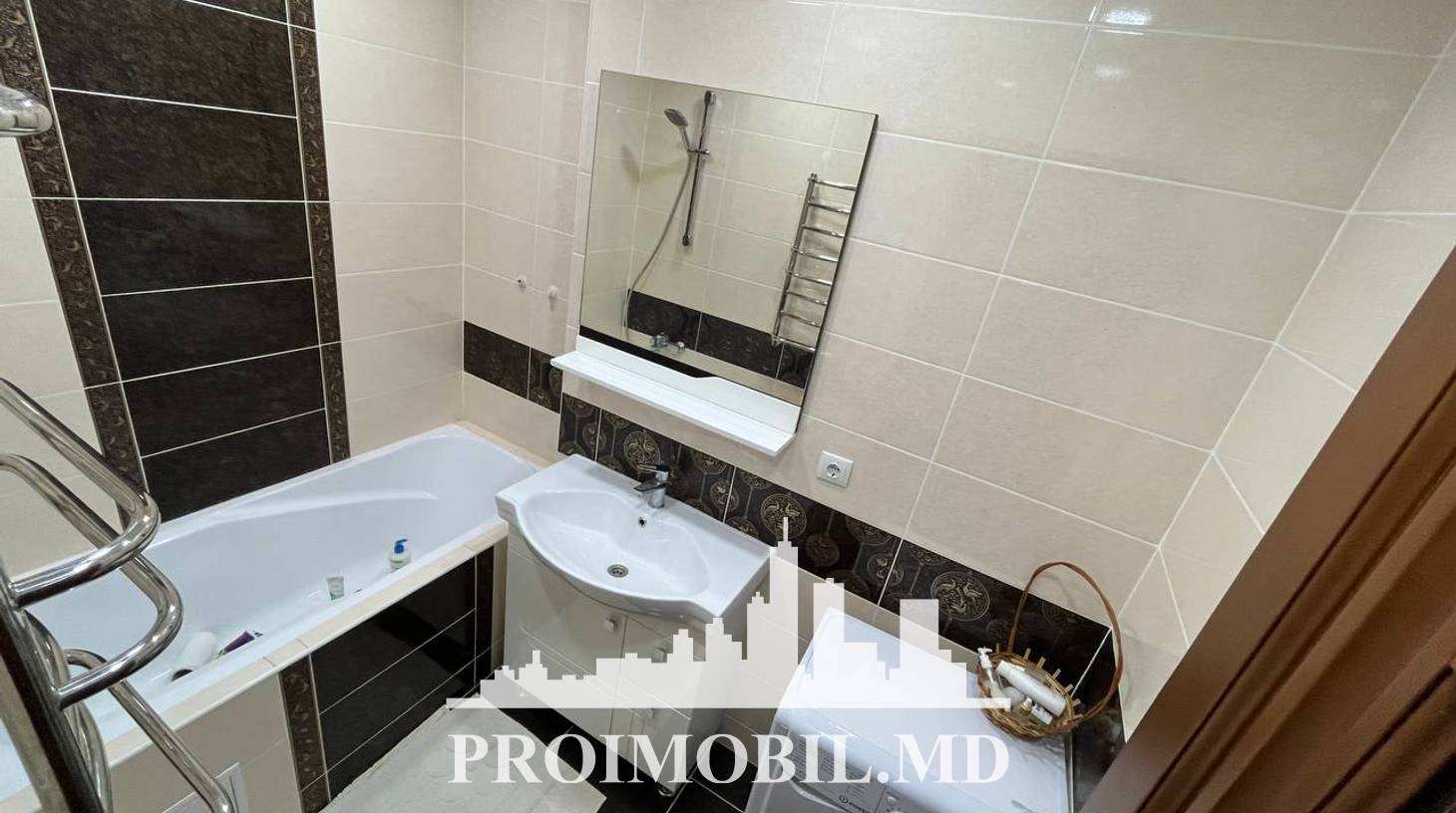 https://images.proimobil.md/wUqJH3X9lKf054lM_3m_6bpp1WBUybiNitXGFD0VGlQ/watermark:0.75:so:0:30:0.39/resize:fill:1460:816:1/gravity:ce/bG9jYWw6Ly8vZXN0YXRlL2xyLzEyM2Y1YTI3LWNjNzEtNGUxNi04MWM5LTY3MmExMDhlM2JjMC5qcGVn