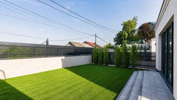 https://images.proimobil.md/wZQiblPDfZx_BlqSmDzwhRjJxxf-DiN2-04FlfyT_LE/resize:fill:350:198:1/gravity:ce/bG9jYWw6Ly8vZXN0YXRlL2xyLzY2Y2I3ZjA3LTE1ODYtNGM0Ny05ZjM1LTk3ODc4MmJhZDc2My5qcGVn