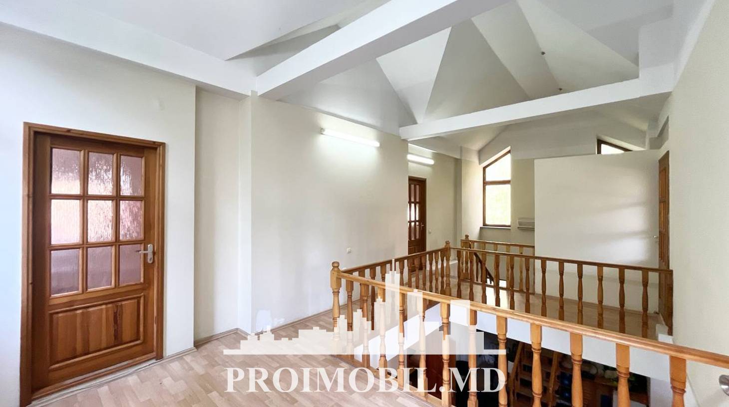 https://images.proimobil.md/wjh2u7167g9xDsXNK9kGlWe29WGuecm2h6W-JDKqZ9Y/watermark:0.75:so:0:30:0.39/resize:fill:1460:816:1/gravity:ce/bG9jYWw6Ly8vZXN0YXRlL2xyL2MzNGMxZWVmLWE5ZjEtNGEyMS05MzU1LTRiODY0YmE0Nzg4NS5qcGVn