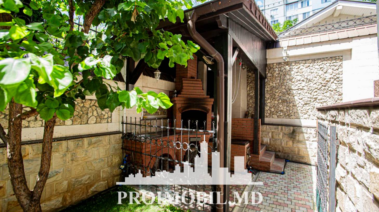 https://images.proimobil.md/wyQcEA-7BemzWXyCKrYi6zR8yolEai5jPqyxxJFTrGM/watermark:0.75:so:0:30:0.39/resize:fill:1460:816:1/gravity:ce/bG9jYWw6Ly8vZXN0YXRlL2xyLzg0ZDJhYzUxLWY4YWYtNDY3OC05ZWRjLTUzMDRjMTljYWZmMy5qcGVn