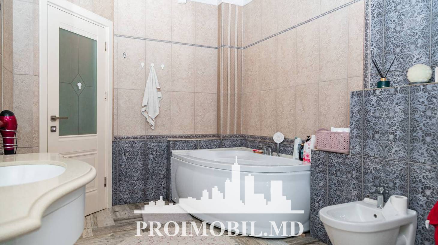 https://images.proimobil.md/x45ORIE7Kfy_bNY2mGSgKVBTJz46QPv53vEnU73umTU/watermark:0.75:so:0:30:0.39/resize:fill:1460:816:1/gravity:ce/bG9jYWw6Ly8vZXN0YXRlL2xyLzdkZDc3NTMzLWJjOTItNDA2YS1hOGJkLWQzOTY3ZGU2ZjJkYS5qcGVn