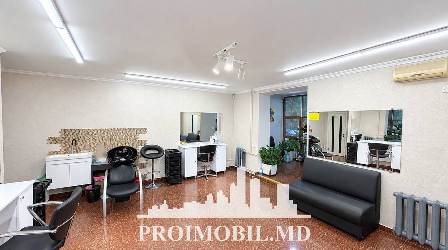 https://images.proimobil.md/xIHwA4uDW8R13RTSH6Ayu-a6gup1sSDU9UxiYdcC9yo/watermark:0.75:so:0:30:0.39/resize:fill:1460:816:1/gravity:ce/bG9jYWw6Ly8vZXN0YXRlL2xyL2Q4YmQyMzNkLTc4ZDUtNDI1Zi04YzM2LTQ4M2UxZGNjZDI2Mi5qcGVn