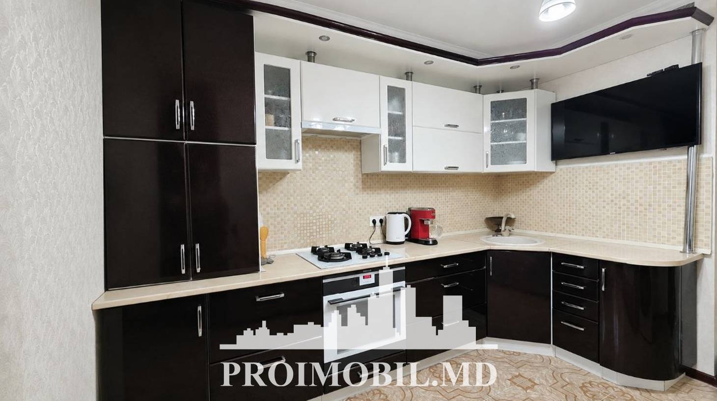 https://images.proimobil.md/xRjzEA6H6M4m9mY6aEM-AvU6Z-ecChX5qSYsdTmvWj4/watermark:0.75:so:0:30:0.39/resize:fill:1460:816:1/gravity:ce/bG9jYWw6Ly8vZXN0YXRlL2xyLzFhYWZiNjMyLWUyZWItNGY2NC05NjcxLWU1MGU5MjI2YTA1MC5qcGVn