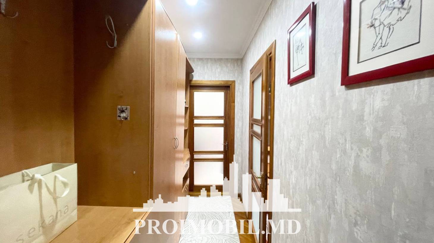 https://images.proimobil.md/xfBrZGSZqZVh8MvKpq9ZkYO3j5OoWdxvOnS4mkbjof0/watermark:0.75:so:0:30:0.39/resize:fill:1460:816:1/gravity:ce/bG9jYWw6Ly8vZXN0YXRlL2xyL2EyNzUxMzQwLTdmY2YtNGYxZi1iNDZiLTgwNTI5ZTczODlhMy5qcGVn